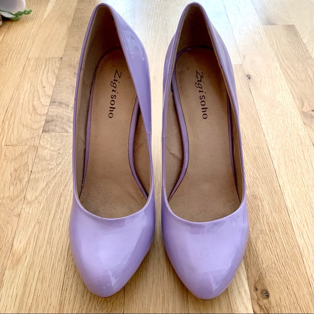 Lilac patent leather pumps